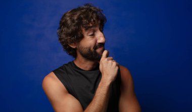 Genç sakallı çılgın spor adamı konsepti