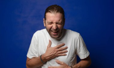 Komik bir şakaya yüksek sesle gülmek, mutlu ve neşeli hissetmek, eğlenmek.