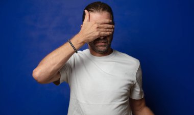 Gülümsüyor ve mutlu hissediyorum, iki elimle gözlerimi kapatıyorum ve inanılmaz bir sürpriz bekliyorum.