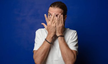 Stresli, endişeli, endişeli ya da korkmuş hissediyorum, ellerim başımda, yanlışlıkla panikliyorum.