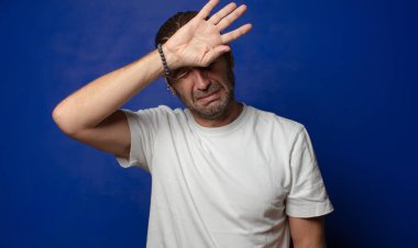 Omuz silkmek, kafası karışık ve kararsız hissetmek, kolları çapraz ve şaşkın bir bakış ile şüpheye düşmek