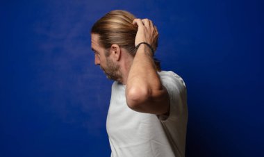 Şok ve inançsızlıkla ağzı açık, elleri yanakları ve kolları çaprazlanmış, sersemlemiş ve şaşkın.