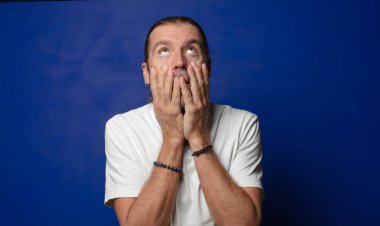 Şok olmuş ve korkmuş hissediyorum, yanaklarındaki ellerden sıkılmış gibiyim.