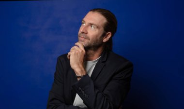 Gülümseyerek mutlu ve hayal kurarak ya da şüphe duyarak, yan tarafa bakarak