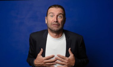 Aptal, çılgın, şaşırmış bir ifadeyle, yanakları şişmiş, içi doldurulmuş, şişman ve yemekle dolu.