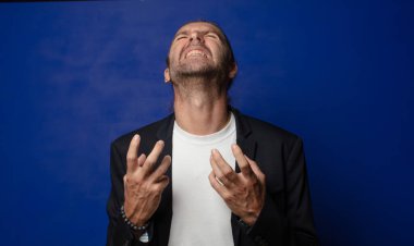 Çaresiz ve hayal kırıklığına uğramış görünüyor, stresli, mutsuz ve sinirli, bağırıyor ve çığlık atıyor