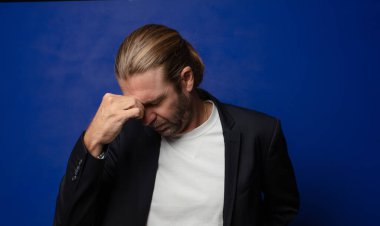 Stresli, mutsuz ve hayal kırıklığına uğramış hissediyorum. Alnıma dokunuyor ve şiddetli baş ağrısı çekiyorum.