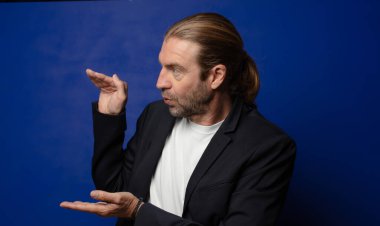 Bir nesneyi iki eliyle fotokopi alanında tutmak, bir nesneyi göstermek, sunmak veya reklamını yapmak