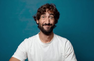 Kopya alanı olan genç, sakallı bir adam.