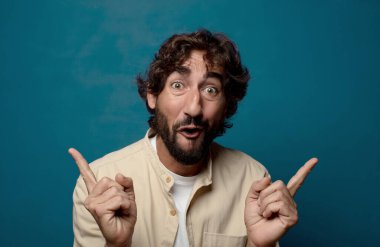 Kopya alanı olan genç, sakallı bir adam.