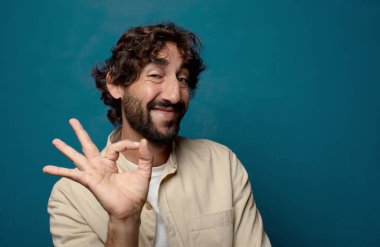 Kopya alanı olan genç, sakallı bir adam.