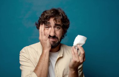 Genç yetişkin sakallı adam gribi konsepti