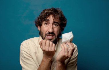 Genç yetişkin sakallı adam gribi konsepti