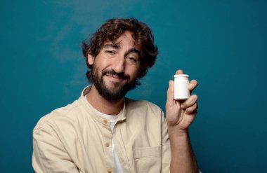 Genç yetişkin sakallı adam gribi konsepti