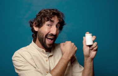 Genç yetişkin sakallı adam gribi konsepti