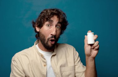 Genç yetişkin sakallı adam gribi konsepti