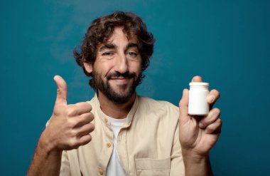 Genç yetişkin sakallı adam gribi konsepti