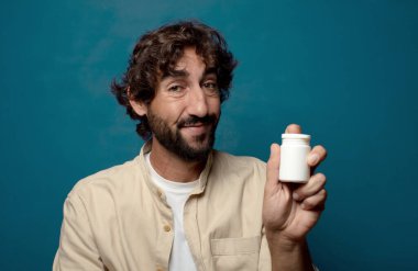 Genç yetişkin sakallı adam gribi konsepti