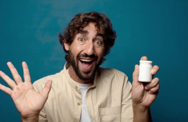 Genç yetişkin sakallı adam gribi konsepti