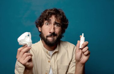 Genç yetişkin sakallı adam gribi konsepti