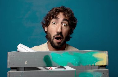 Genç yetişkin sakallı adam becerikli adam konsepti