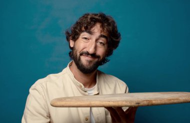 Boş bir masası olan genç, sakallı bir adam.