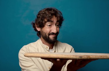 Boş bir masası olan genç, sakallı bir adam.