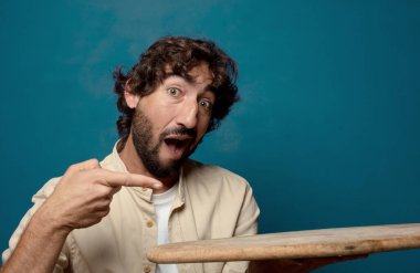 Boş bir masası olan genç, sakallı bir adam.