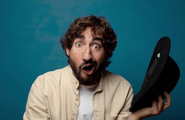 Siyah şapkalı, sakallı, genç bir adam.