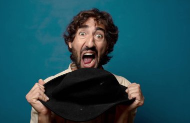 Siyah şapkalı, sakallı, genç bir adam.