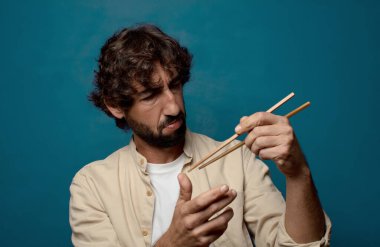 # Çubuklu genç, sakallı adam #