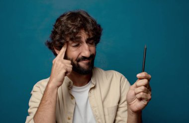 Genç, sakallı, kalemli bir adam.