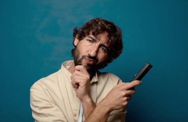 Uzaktan kumandalı sakallı genç bir adam.