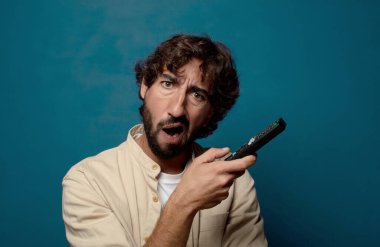 Uzaktan kumandalı sakallı genç bir adam.