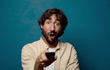 Uzaktan kumandalı sakallı genç bir adam.