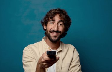 Uzaktan kumandalı sakallı genç bir adam.