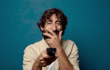 Uzaktan kumandalı sakallı genç bir adam.