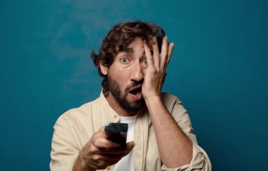 Uzaktan kumandalı sakallı genç bir adam.