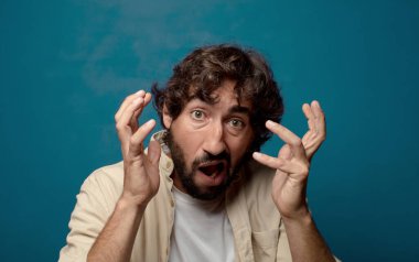 Genç, sakallı adam.