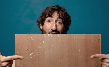 Genç, sakallı, ahşap fotokopi alanı olan adam.