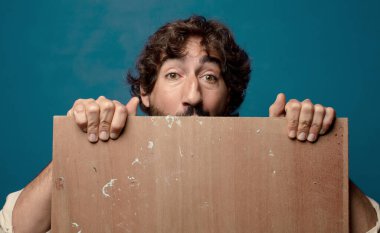 Genç, sakallı, ahşap fotokopi alanı olan adam.