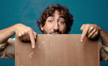 Genç, sakallı, ahşap fotokopi alanı olan adam.