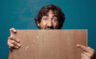 Genç, sakallı, ahşap fotokopi alanı olan adam.