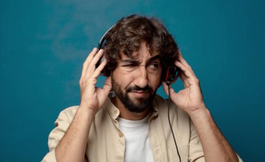 Genç yetişkin sakallı adam tele pazarlamacı konsepti