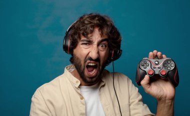 Genç yetişkin sakallı adam oyuncu konsepti