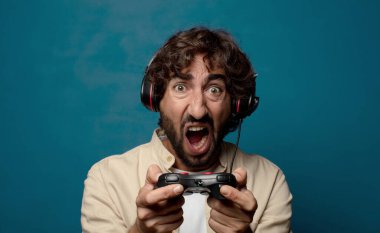 Genç yetişkin sakallı adam oyuncu konsepti