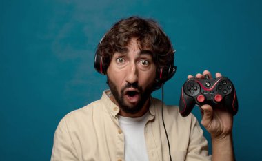 Genç yetişkin sakallı adam oyuncu konsepti