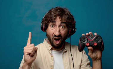 Genç yetişkin sakallı adam oyuncu konsepti