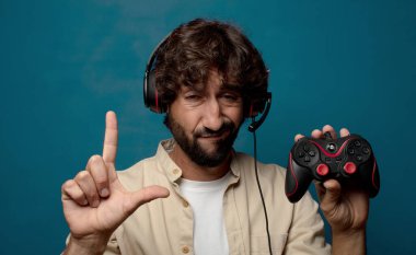 Genç yetişkin sakallı adam oyuncu konsepti