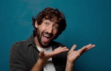 Kopya alanı olan genç, sakallı bir adam.